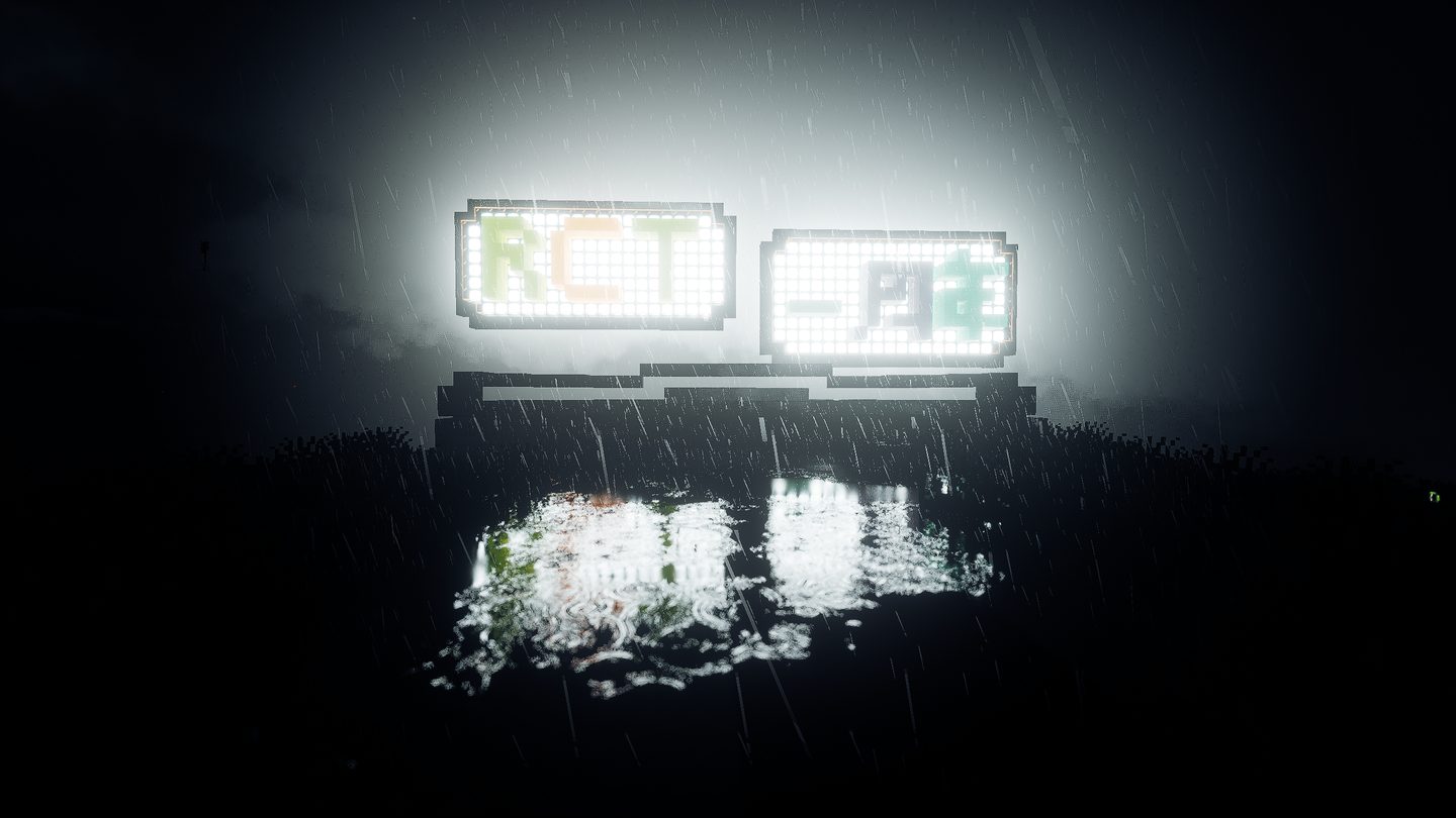 实机截图：雨夜里的两块发光字牌，写着「RCT」与「一周年」，地面有积水倒影